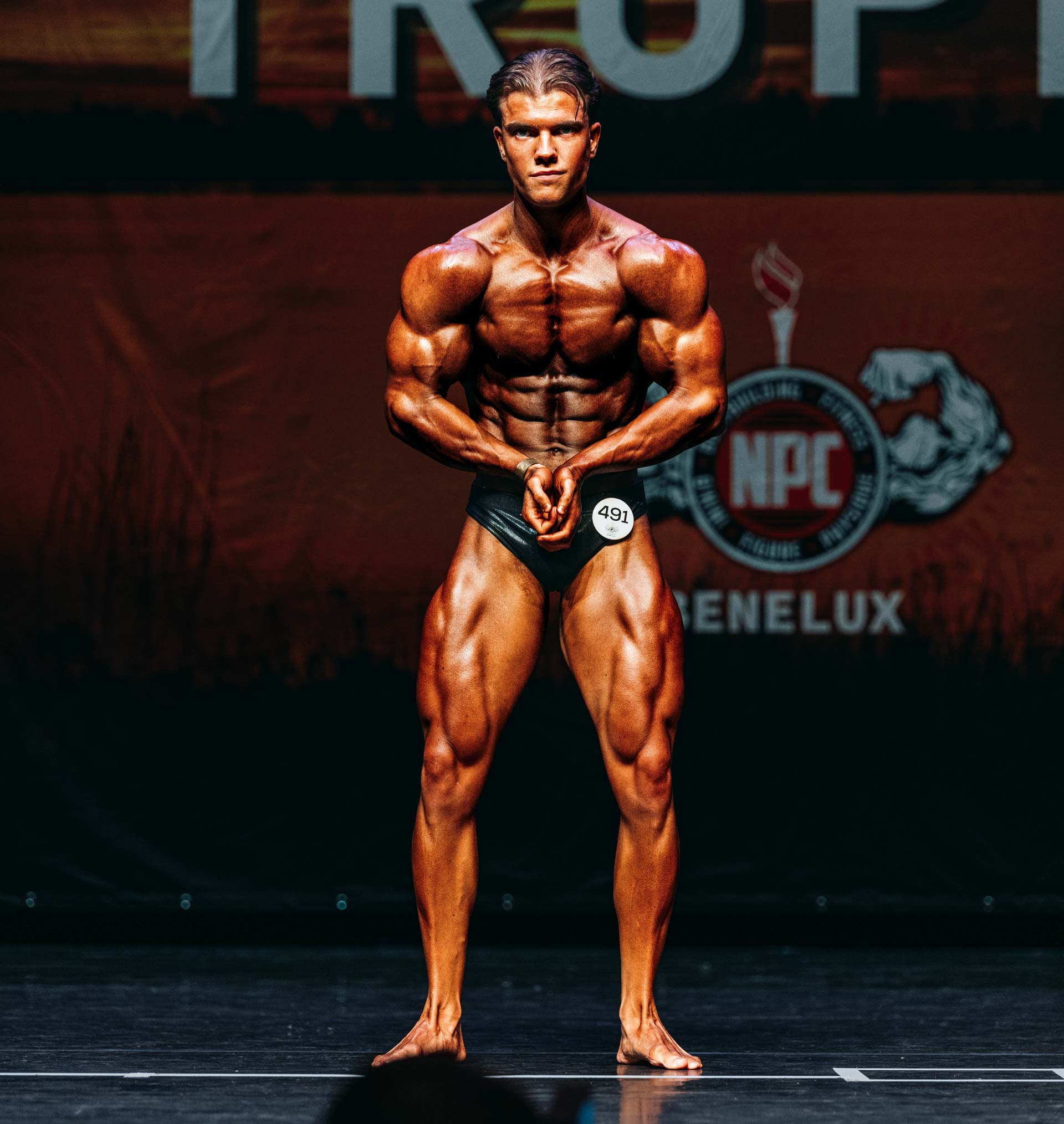 Coach toont zijn lichaam op het podium.
