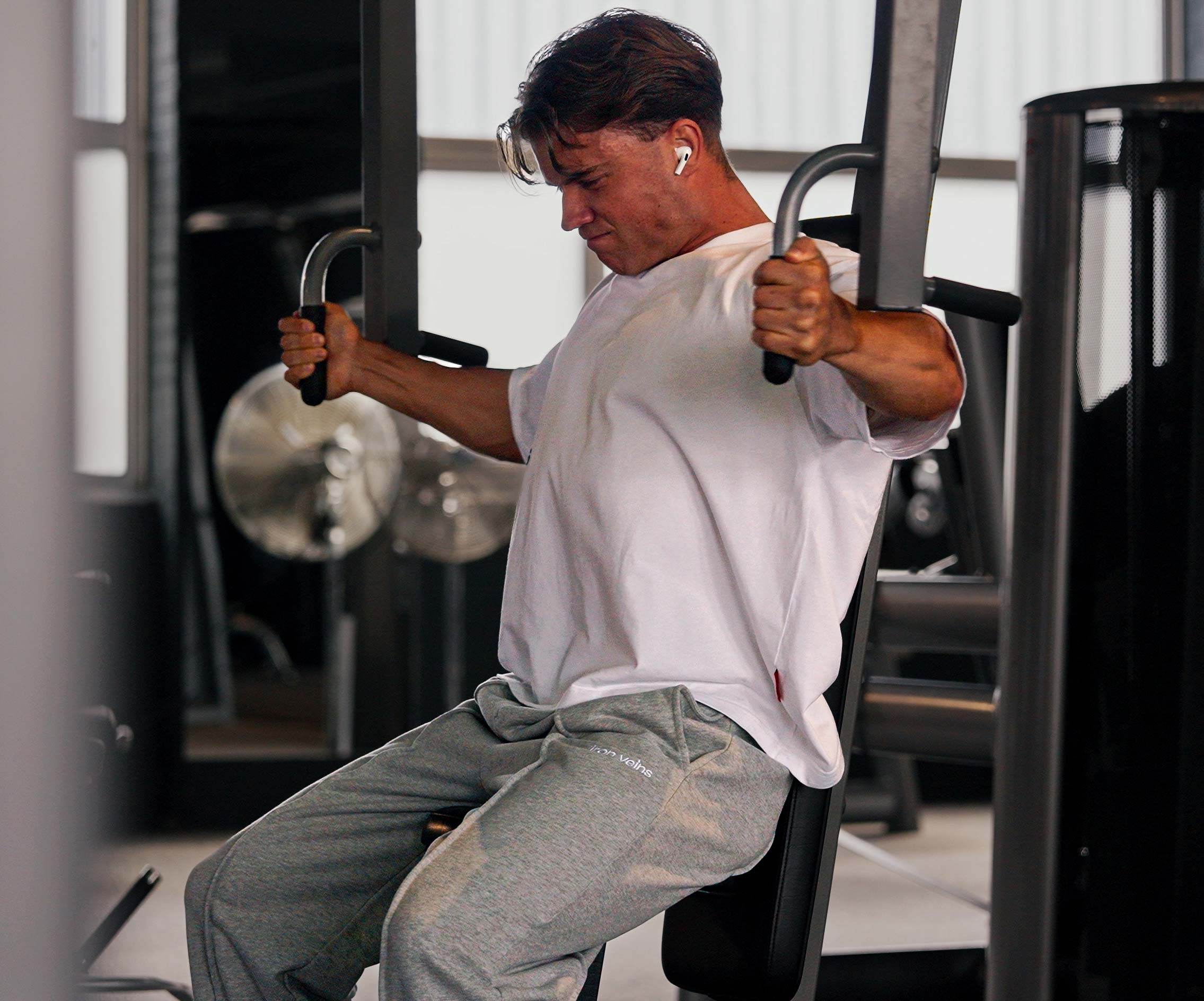 Coach traint in de gym.